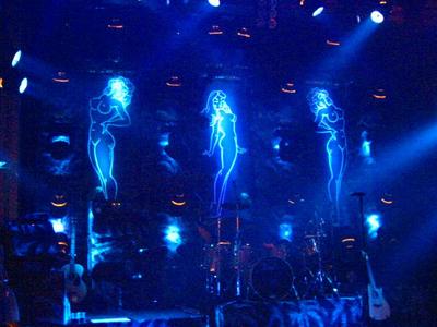 Naked III girls on stage/Photo VPRO 3voor12 site